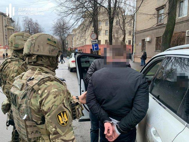 ГБР: в Приморском районе начальник сектора полиции получил взятку в размере 5 тысяч долларов