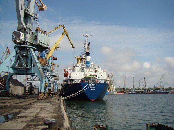 В Бердянском порту оккупанты разгружают судно с военным грузом