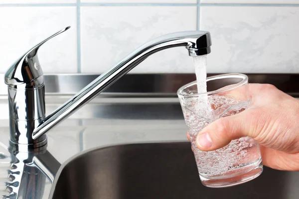 В питьевой воде Запорожья и области найдены отклонения от нормативных показателей