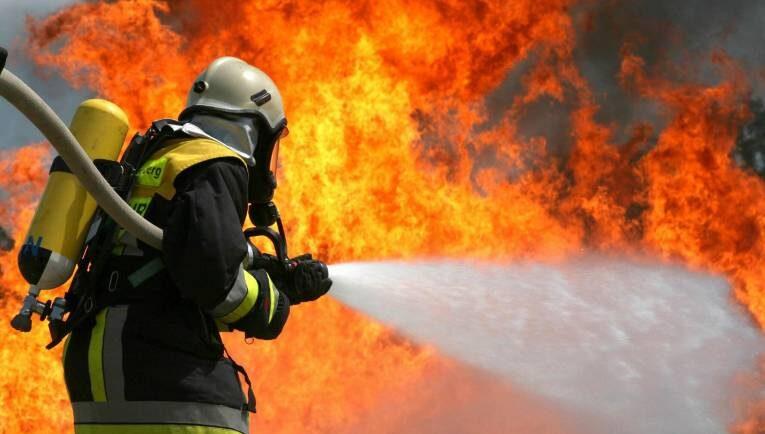В области пожарные спасли двух человек из горящего дома