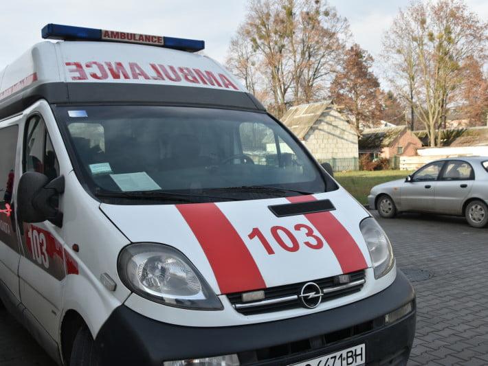 В центре Запорожья молодая девушка выпала из окна: пострадавшую госпитализировали