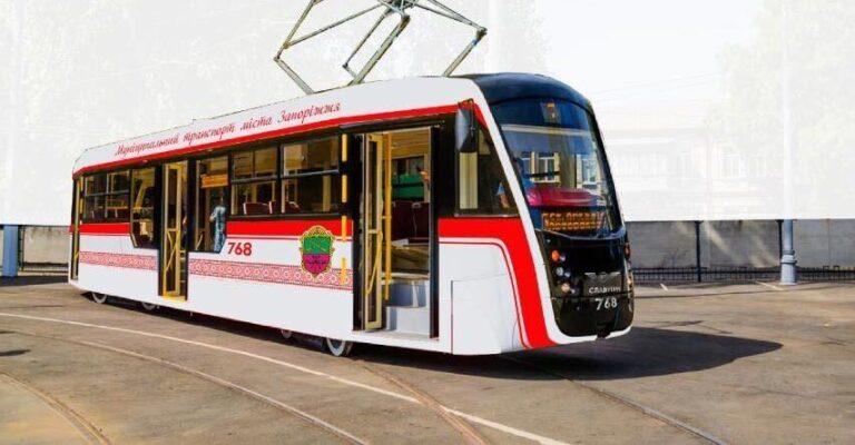 На Анголенко пассажиры отодвинули “Ланос” для проезда трамвая (ВИДЕО)
