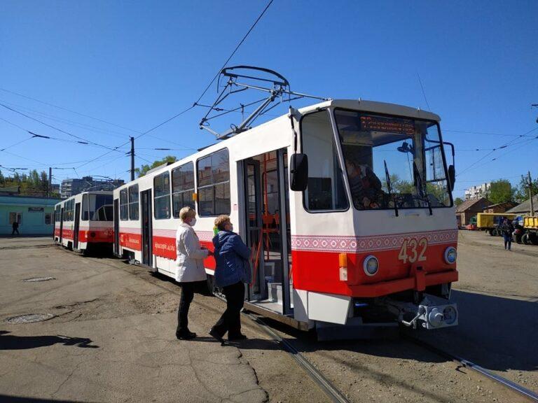 В Запорожье на линию для испытаний вышли обновленные трамваи, – фото