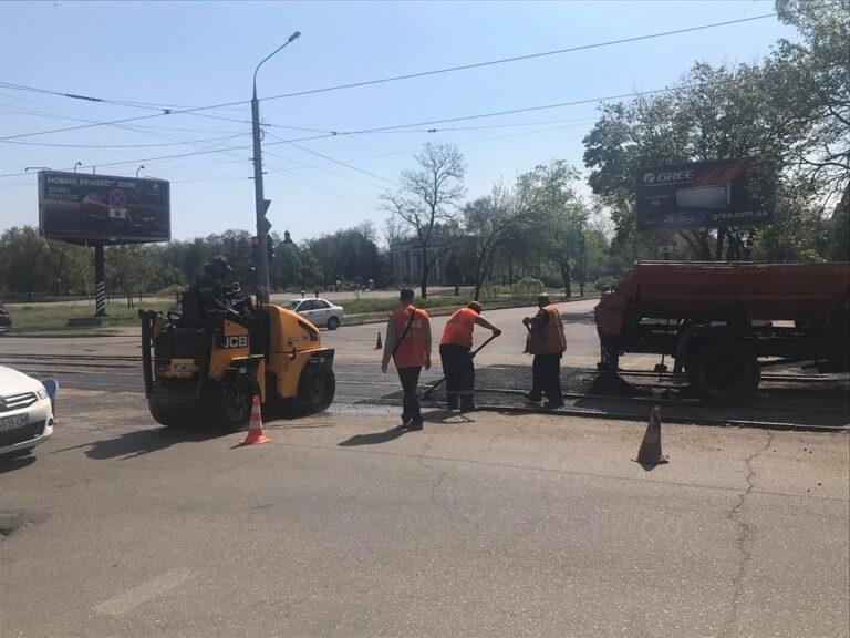 В Запорожье на трамвайном переезде возле цирка ремонтируют дорогу 