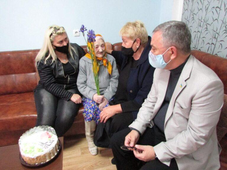 Жительница Бердянска отмечает свой 102-й день рождения, – фото