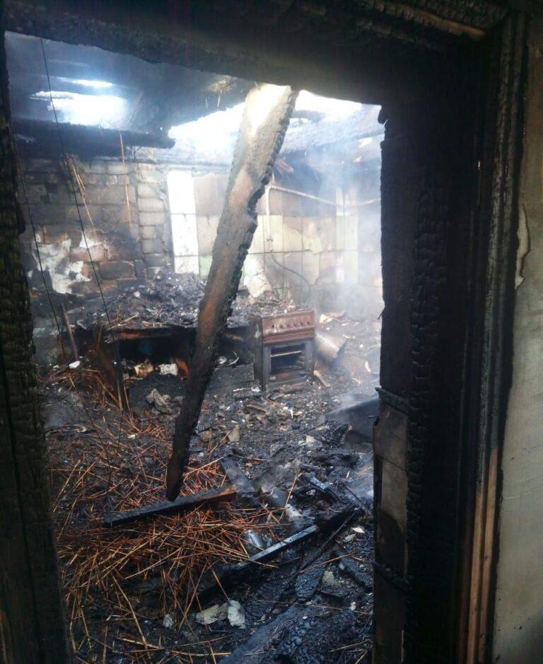 В Бердянском районе потушили сильный пожар в частном секторе, – фото