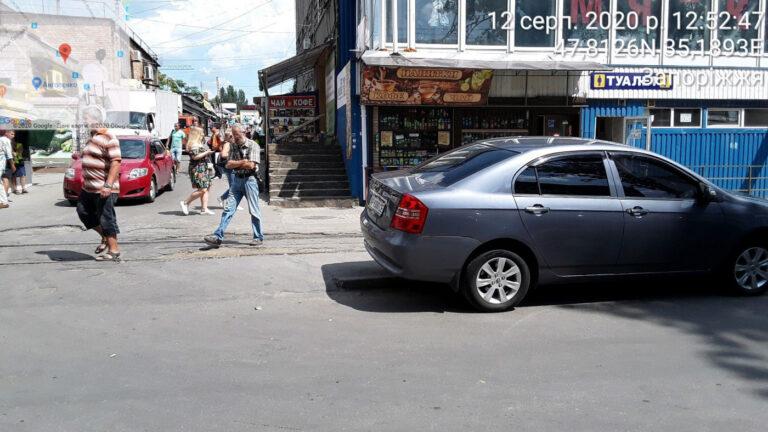 Вчера на Анголенко инспекторы по парковке выписали 80 штрафов