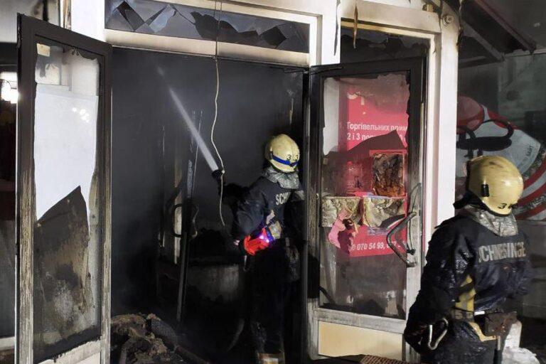 Подробности ночного пожара в строительном магазине Запорожья, – фото