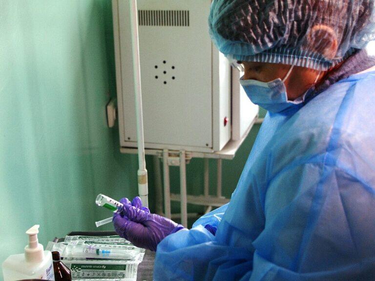 В Бердянске первые врачи получили вакцины от COVID-19