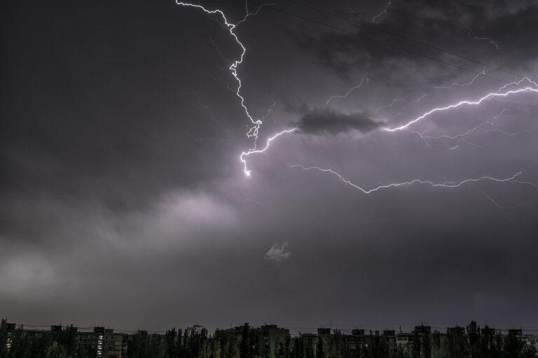 Запорожские фотографы запечатлели ночные вспышки молний (ФОТО)
