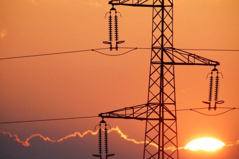 В Запорожье 12 января введут почасовые отключения электроэнергии: график отключений