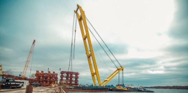 Кран “Захарий” поможет смонтировать 70% конструкций вантового моста в Запорожье