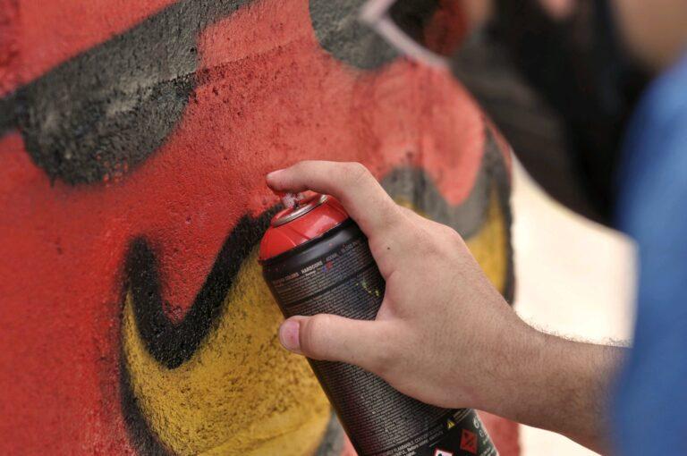 Запорізькі патрульні замалювали понад сотню нарко-графіті у місті. ФОТО