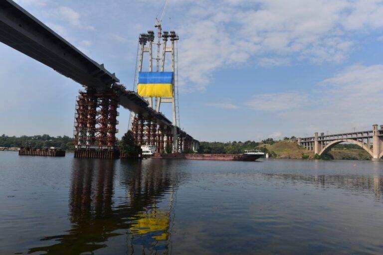 На запорожских мостах появился огромный флаг Украины – ФОТО