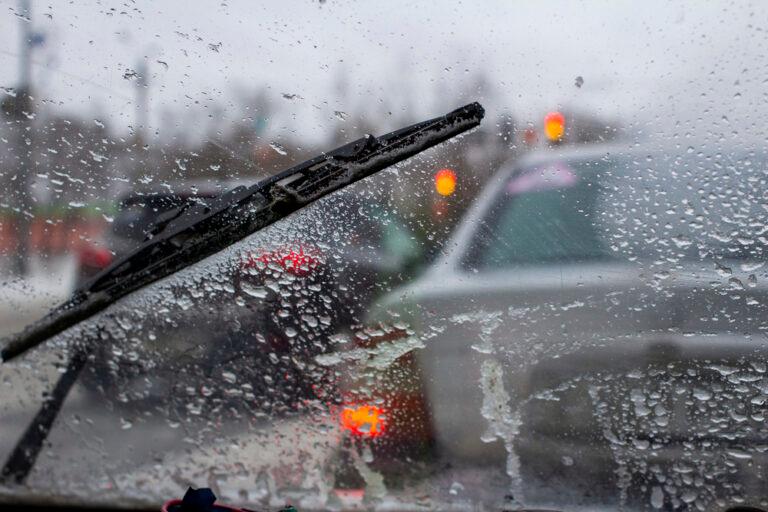 В Запорожье дожди: водителей предупредили об опасности на дорогах города