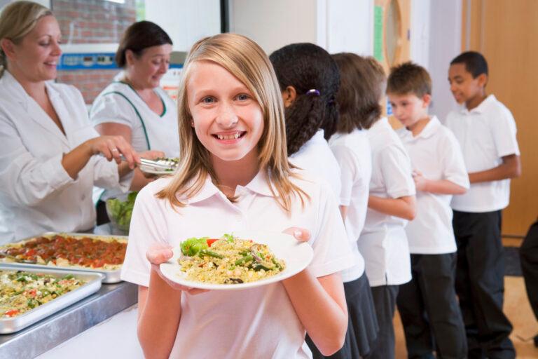 Бесплатное питание в школах и детсадах: кто сможет получить в Запорожье 