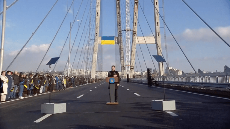 Владимир Зеленский приехал в Запорожье открывать новый мост
