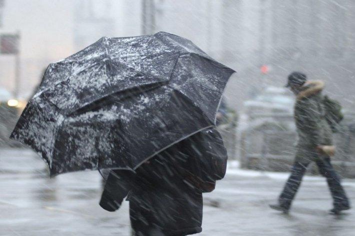 Штормовое предупреждение в Запорожье: порывы ветра, мокрый снег и гололед на дорогах