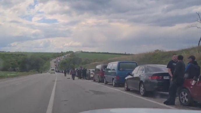На российском блокпосту в Васильевке застряли тысячи машин: им не разрешают эвакуироваться в Запорожье