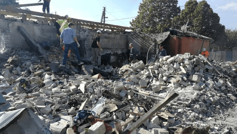 Коммунальщики разбирают завалы после ракетного удара по Запорожью (ФОТО)