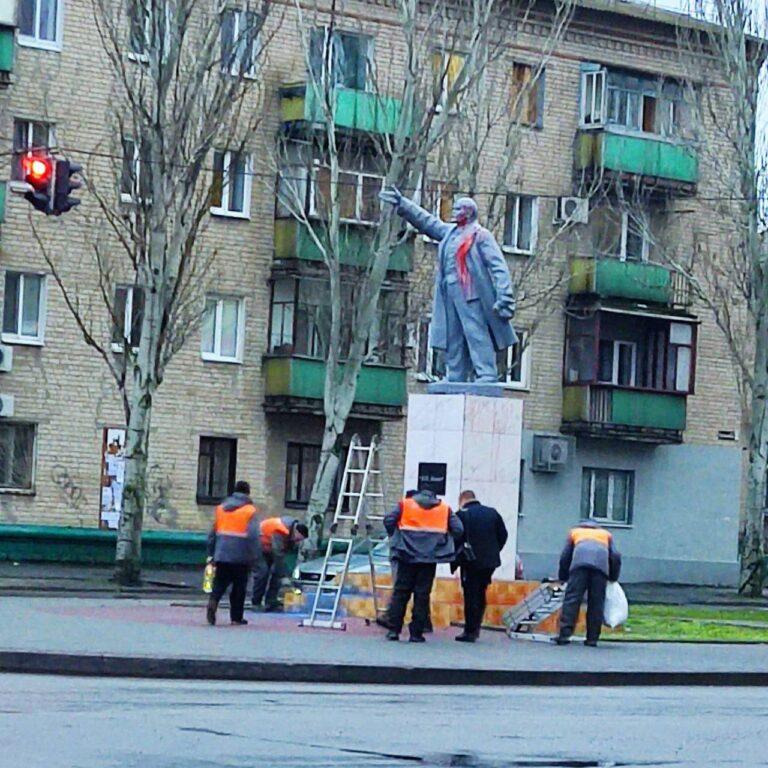 Памятник Ленину в Мелитополе облили красной краской (ФОТО)