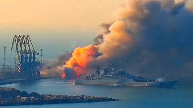 ЗСУ рік тому знищили у Бердянську російський десантний корабель “Саратов”