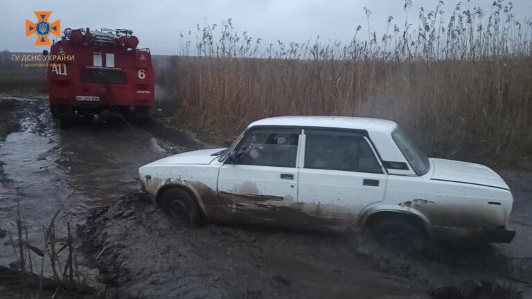 Спасатели вытащили 4 застрявших автомобиля в Запорожской области. ФОТО