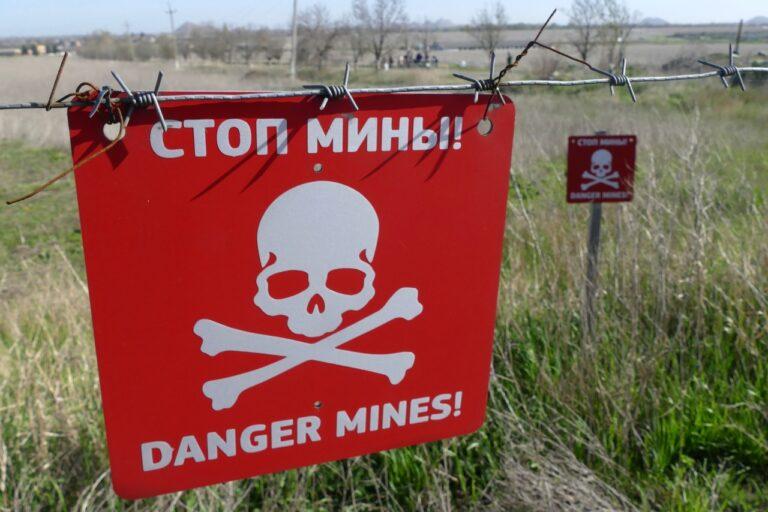 Оккупанты используют гражданских для проходов через мины в Запорожской области