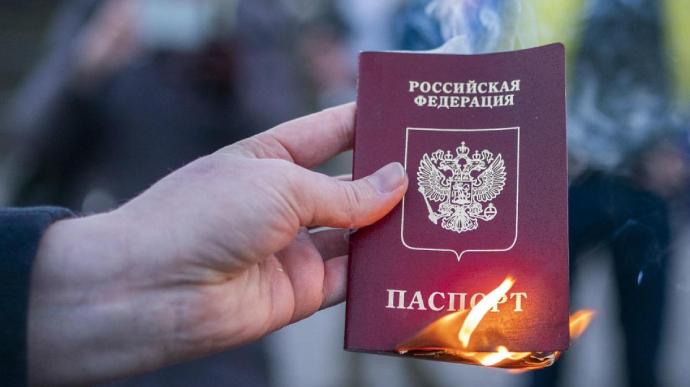 Оккупанты ставят “особые метки” на паспортах рф в Запорожской области