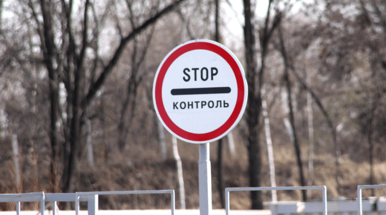 Выезд транспорта через Васильевку закрыт: оккупанты продлили оформление пропусков до 1 апреля