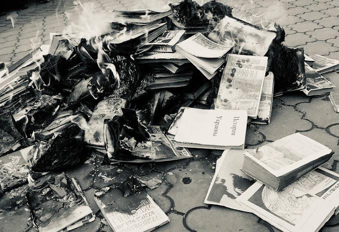 Оккупанты сжигают украинские книги в Бердянском районе