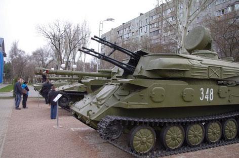 Из Музея Богуслаева в Запорожье убирают военную технику