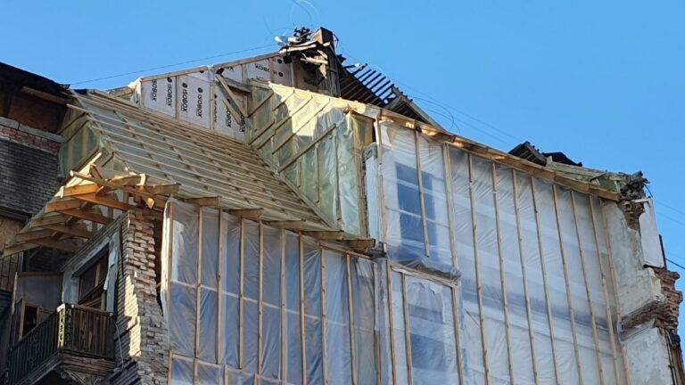 Запорожкие ремонтники починили пострадавшее от вражеского обстрела двухэтажное здание. ФОТО