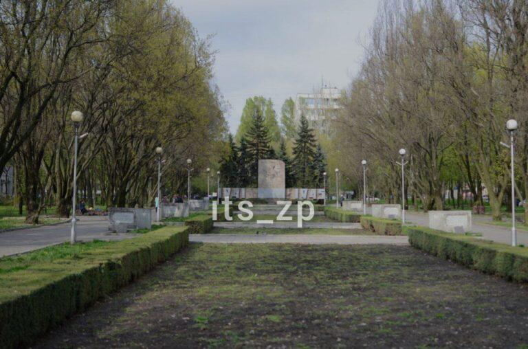 Демонтировали советские плиты на Аллее Славы в Запорожье. ФОТО