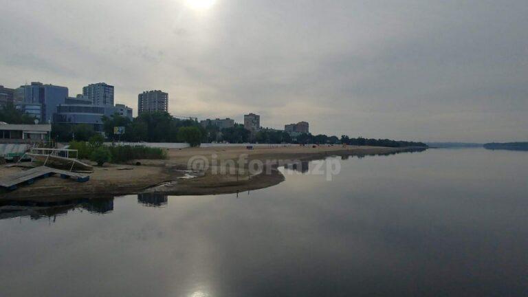 Вода в Днепре отступает в Запорожье: фото из Центрального пляжа 