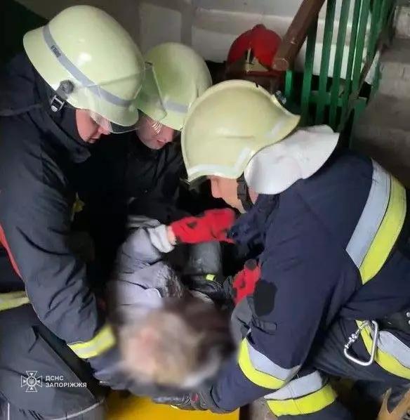 В Запорожье спасли пожилую женщину, которая упала в подвал (ВИДЕО)