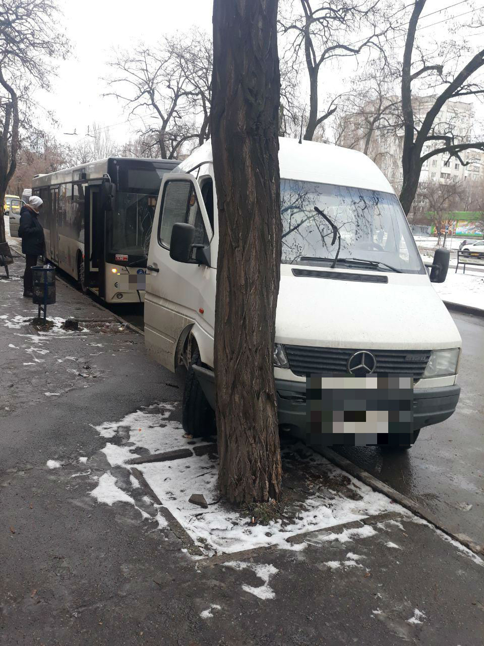 столкнулись автобус и маршрутка