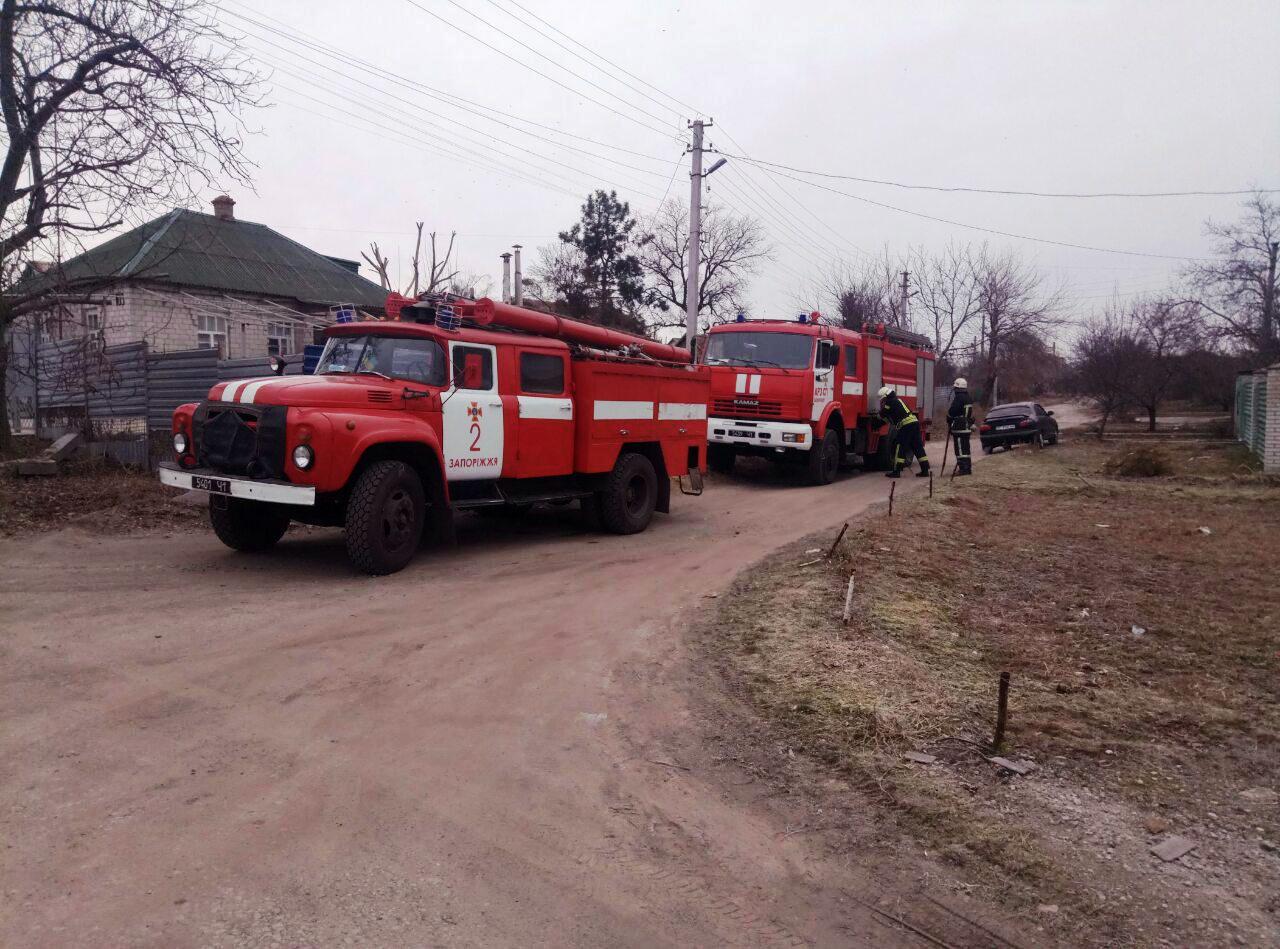 Утром в Запорожье тушили крупный пожар в частном секторе (ФОТО)