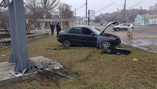 В Бердянске автомобиль врезался в опору рекламного щита