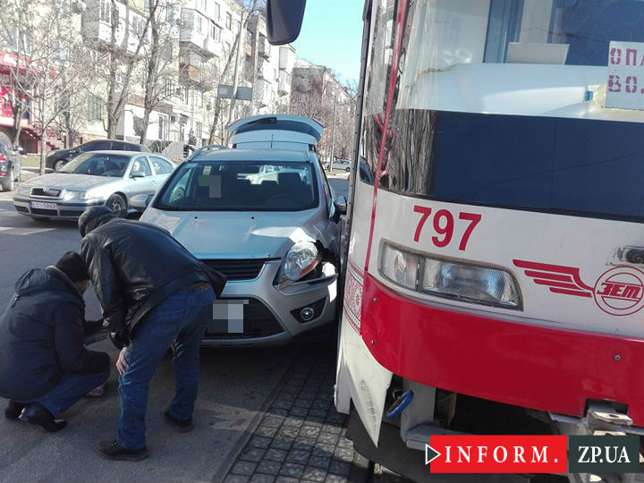 В центре Запорожья столкнулся трамвай и легковое авто (ФОТО)