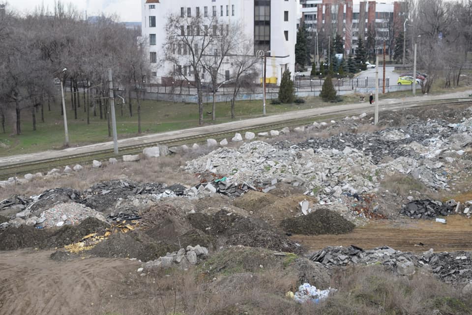 Жители Запорожья жалуются на свалку мусора в центре города (ФОТО)