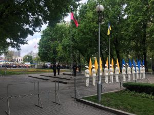 В Запорожье на Аллее Славы стартовал памятный митинг (ФОТО)