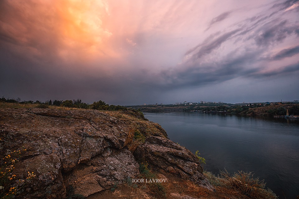 Грозы в объективах талантливых фотографов из Запорожья. Фото