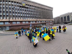 В центре Запорожья ко Дню Соборности прошел флешмоб, – фото