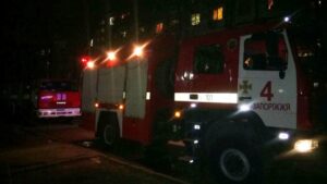 В Запорожье из неблагоприятной погоды с крыши дома сорвало металлическую конструкцию