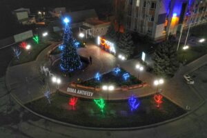  Мелитопольский фотограф запечатлел новогодние инсталляции Кирилловки 