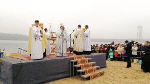 На Центральном пляже провели Крещенские обряды, – фото