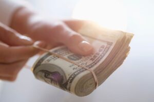 Круговорот финансов: запорожская экс-юристка выиграла тендер, условия которого сама прописывала