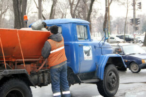 Вулиці Запоріжжя посипають антиожеледною сумішшю, – фоторепортаж