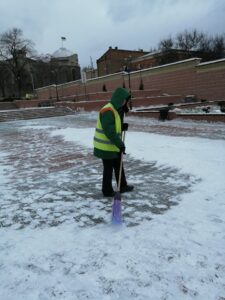 В Александровском районе дороги расчищают от снега, – фото